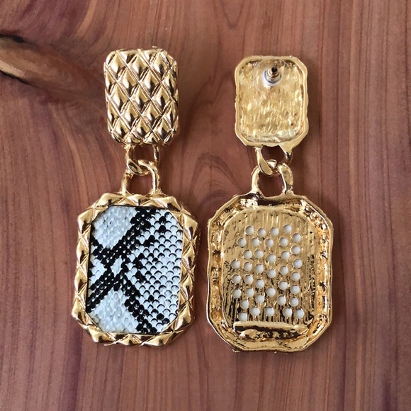 HP!🐍Snakeskin and Gold Earrings! - Picture 5 of 6